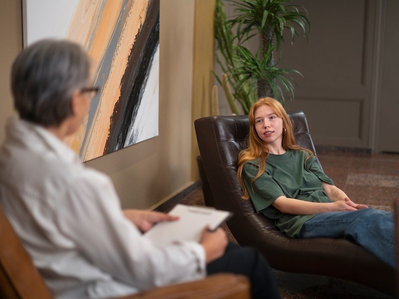 cena-autentica-de-um-jovem-passar-por-terapia-psicologica-compressed